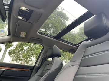 Cửa sổ trời toàn cảnh trên Honda CR-V 2023