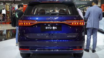Đuôi xe BYD M6 2025 cũng thiết kế hiện đại với các chi tiết đồng bộ với phần đầu xe