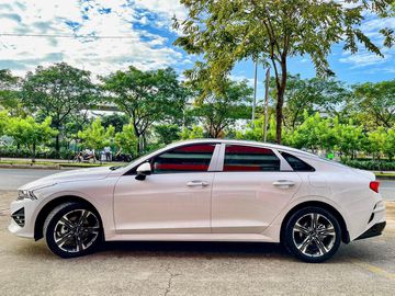 Nhìn từ góc nghiêng, KIA K5 2024 trông khá năng động và thanh lịch