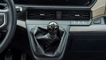 Cần số Ford Transit 2024 vẫn được đặt ngay trong tầm với của người lái và dễ dàng điều khiển