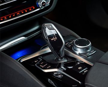 Khoang nội thất đẹp mắt, đa dạng các tính năng giải trí và tiện ích của BMW 530i M Sport LCI 2023