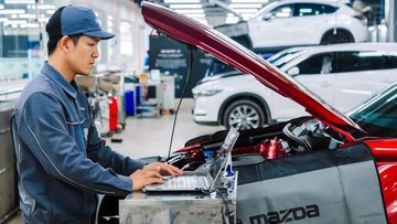 Nhân viên kỹ thuật đang kiểm tra xe cho khách hàng