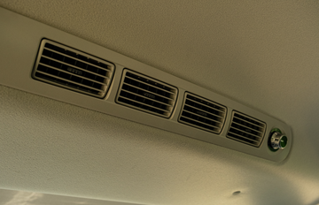 Điểm đặc biệt của mẫu MPV này chính là hệ thống cửa gió sau được bố trí ở khu vực trần xe