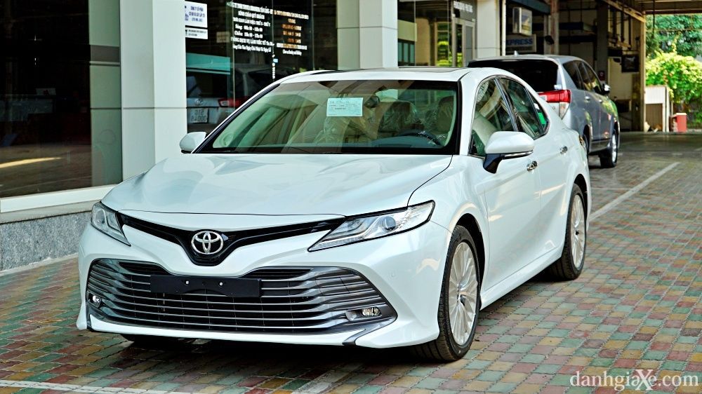 Đánh giá Toyota Camry 2021: Giá, KM, nội ngoại thất, an toàn