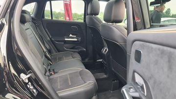 Hàng ghế thứ hai Mercedes-AMG GLA 45 S 4MATIC+ có khoảng để chân tương đối khiêm tốn