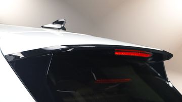 Volkswagen Viloran 2024 c&ograve;n trang bị đ&egrave;n phanh thứ ba tr&ecirc;n cao, gi&uacute;p tăng cường nhận diện