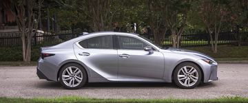 Hông xe Lexus IS300 2024 Luxury mềm mại và lịch lãm