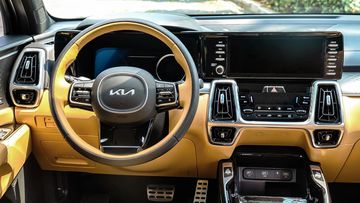 Vô lăng thiết kế 3 chấu, bọc da toàn bộ, tích hợp đầy đủ các phím chức năng với nhận diện logo mới