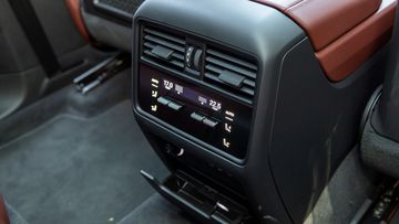 Cửa gió điều hòa tích hợp điều khiển điều hòa độc lập cho hai vị trí phía sau