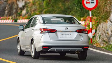 Đuôi xe Nissan Almera 2023 trông cứng cáp và nam tính hơn với thiết kế vuông vức, góc cạnh