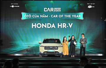 Ban tổ chức trao Giải &ldquo;&Ocirc;t&ocirc; của năm&rdquo; to&agrave;n thị trường 2025 cho đại diện C&ocirc;ng ty Honda Việt Nam &ndash; B&agrave; Đỗ Thu Ho&agrave;ng &ndash; Ph&oacute; TGĐ Thứ Nhất
