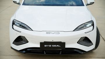 Thiết kế đầu xe BYD Seal 2024 khá cân đối và hài hòa, nhưng cản trước vẫn tạo đủ táo bạo