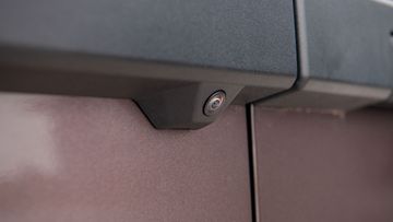 Ford Transit 2024 cũng trang bị tiêu chuẩn camera lùi