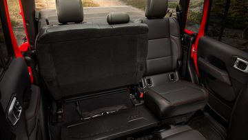 Khoang để đồ kích thước lớn bên dưới hàng ghế thứ 2 của Jeep Gladiator 2023