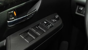 Tất cả cửa sổ  Suzuki XL7 Hybrid 2025 đều trang bị chỉnh điện lên xuống tiện dụng
