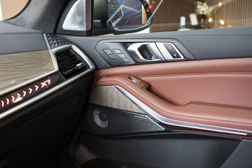 
Cửa gió điều hòa trên BMW X7 2023 viền hình lục giác cách điệu khá bắt mắt
