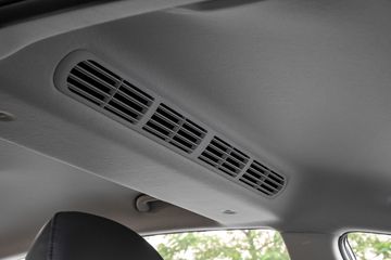 Hệ thống cửa gió trên Hyundai Stargazer 2023 tích hợp ở trần xe như nhiều mẫu xe khác trong phân khúc MPV.