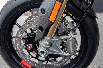 Hệ thống phanh đi kèm với công nghệ ABS