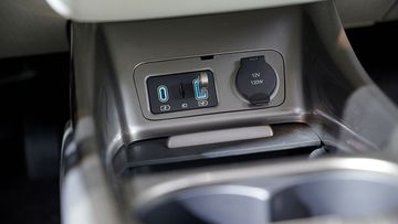 Dù số lượng cổng sạc hạn chế, nhưng BYD Dolphin 2024 trang bị nhiều chuẩn sạc khác nhau