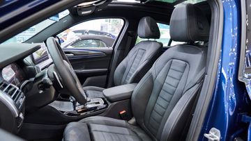 Ghế ngồi BMW X4 2023 được nâng cấp chất liệu bọc da Vernasca cao cấp