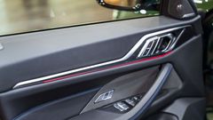 Đèn viền trang trí nội thất BMW 4 Series 2023 có thể đổi màu đỏ