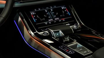 Cần số Audi Q8 2025 vẫn được thiết kế gọn gàng, công thái học