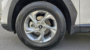 Bản xăng Tiêu chuẩn chỉ sử dụng bộ mâm đúc màu bạc 17 inch