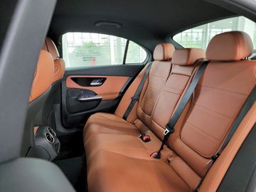 Hàng ghế sau được đánh giá thoáng hơn so với bản tiền nhiệm