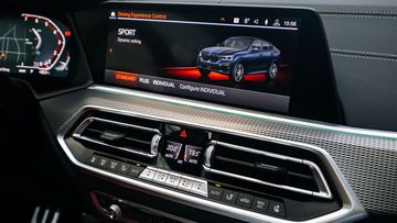 Hốc gió trung tâm hình lục giác của BMW X6 2023 cũng là một điểm nhấn rất đáng chú ý