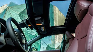 Cửa sổ trời cũng là trang bị có trên 1.8V và 1.8HV 