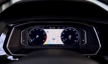 Xe được trang bị màn hình LCD kích thước lớn thay cho cụm đồng hồ hiển thị thông tin đầy hiện đại và thời thượng