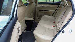 Hàng ghế sau trên Vios với bệ tỳ tay và tựa đầu