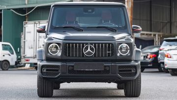 Phần đầu xe đầy chắc chắn có điểm nhấn là lưới tản nhiệt AMG