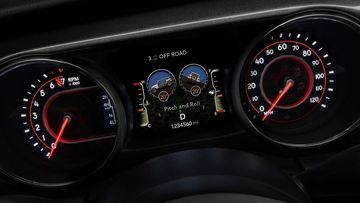 Đồng hồ lái Jeep Wrangler 2023 thiết kế kết hợp kiểu analog với màn hình hiện đại