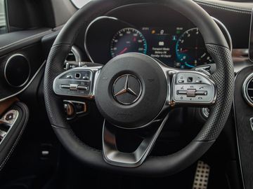 Danh gia so bo xe Mercedes-Benz GLC 300 4Matic Coupe 2020