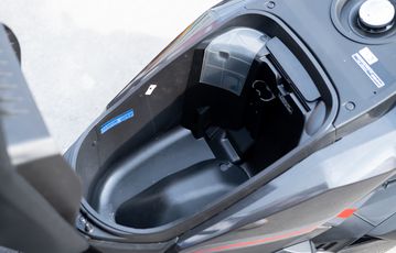 Cốp xe Honda Vario 2023 với dung tích lên đến 17,9 lít đủ sức chứa nhiều vật dụng cá nhân