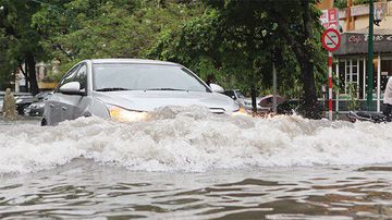 Nếu xe đang đỗ trong khu vực ngập nước thì tuyệt đối không nên khởi động máy