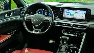 Màn hình giải trí trung tâm liền khối với bảng đồng hồ phía sau vô lăng