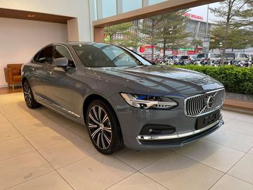 Volvo S90 đầy lịch lãm, sang trọng 