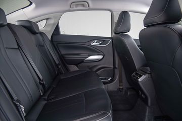 Hàng ghế sau AION ES 2025 cũng trang bị khá nghèo nàn với 2 tựa đầu và không có tựa tay