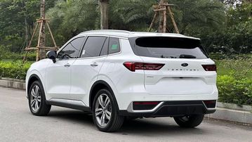 Đánh giá Ford Territory 2024 ở phía sau, các khối nổi 3D giúp cho phần đuôi xe toát lên vẻ trẻ trung, thể thao và khỏe khoắn