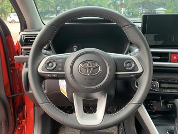 Toyota Raize 2023 sử dụng vô lăng bọc da dạng 3 chấu tròn