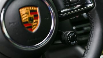 Đáng chú ý là nút nhấn ở chính giữa kích hoạt ngay lập tức chế độ lái Sport Plus trong 20 giây, huy động 100% sức mạnh của xe để tài xế có thể bức tốc nhanh chóng thí dụ như trong tình huống cần vượt xe nhanh.