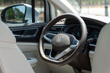 V&ocirc; lăng Volkswagen Viloran 2024 c&oacute; thiết kế dạng D-cut 3 chấu thể thao, bọc da cao cấp