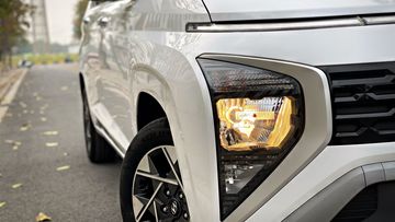 Cụm đèn chiếu sáng chính trên Stargazer bố trí tách biệt mặt ca lăng bằng dải mạ bạc bo cong nổi bật