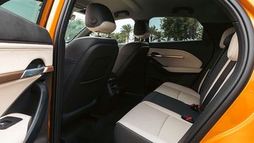 Hàng ghế thứ hai VinFast VF 6 2024 có thiết kế phẳng, giúp ngồi 3 người lớn vẫn thoải mái