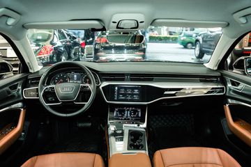 Audi A6 45 mang đến cho người dùng một không gian tràn ngập công nghệ hiện đại và không kém phần đẳng cấp với các vật liệu chất lượng cao