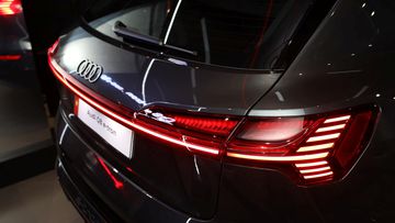 Đuôi xe Audi Q8 e-tron 2024 nổi bật với dải đèn hậu LED trải dài khắp chiều rộng đuôi xe