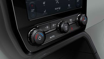 Ngay bên dưới màn hình là cụm điều khiển của hệ thống điều hòa tự động. Cụm điều khiển được thiết kế theo phong cách đơn giản, dễ làm quen và thao tác, đúng với truyền thống của Ford.