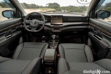 Hãng xe Nhật sử dụng tông màu đen chủ đạo cho khoang lái của Suzuki Ertiga 2023.